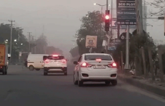गुरुग्राम में ट्रैफिक सिग्नल पर कार चालक अचानक करने लगा खतरनाक ड्रिफ्टिंग, LIVE ट्रैफिक में मचा हड़कंप