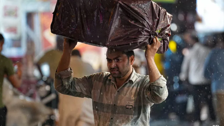 दिल्ली-NCR में फिर शुरू हुई झमाझम बारिश, तेज हवा के बीच गर्मी में भी ठंड का ऐहसास