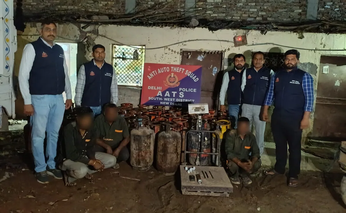 दिल्ली में LPG सिलेंडरों का बड़ी काला बाजारी का खुलासा, 74 सिलेंडर बरामद, 3 आरोपी गिरफ्तार