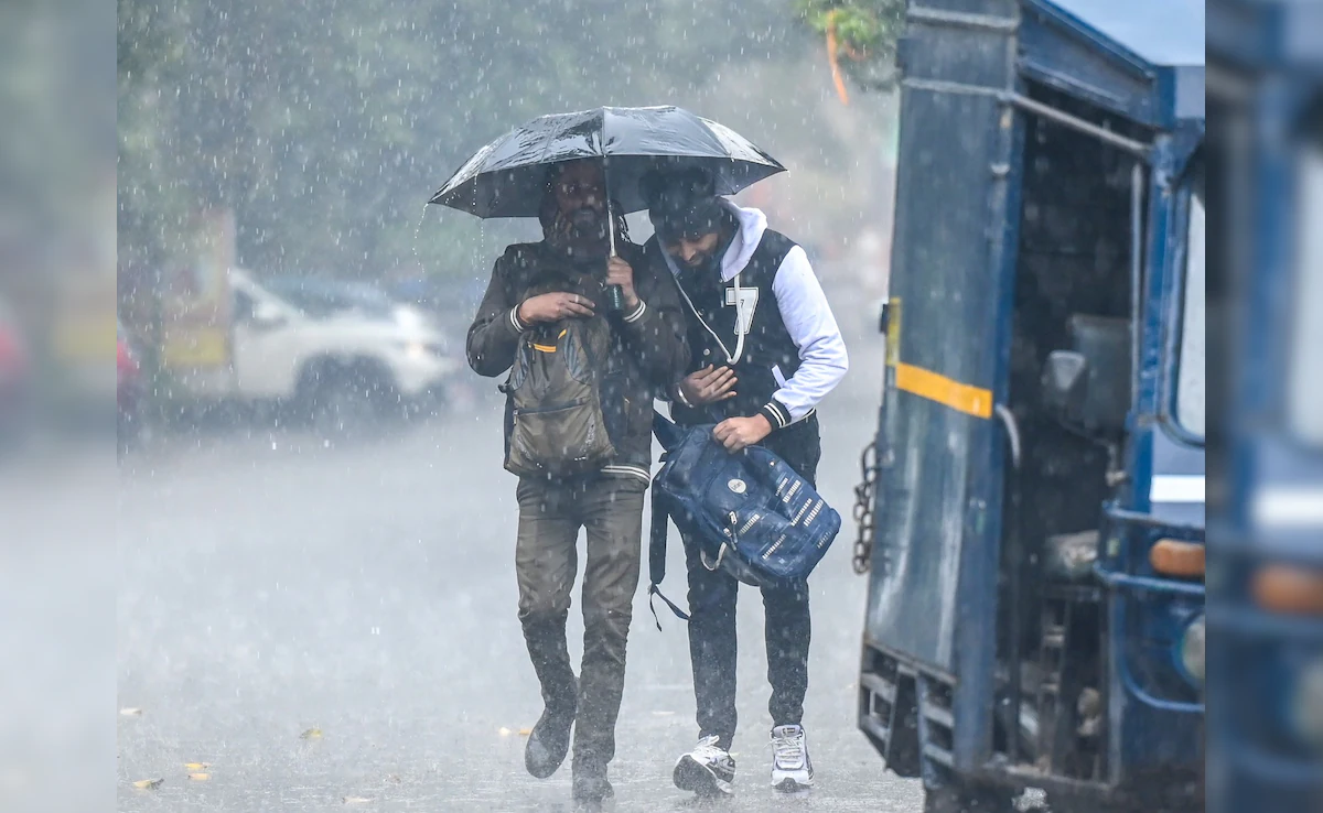 बिहार के 16 जिलों में मौसम का रेड अलर्ट, भारी बारिश और तूफान की चेतावनी