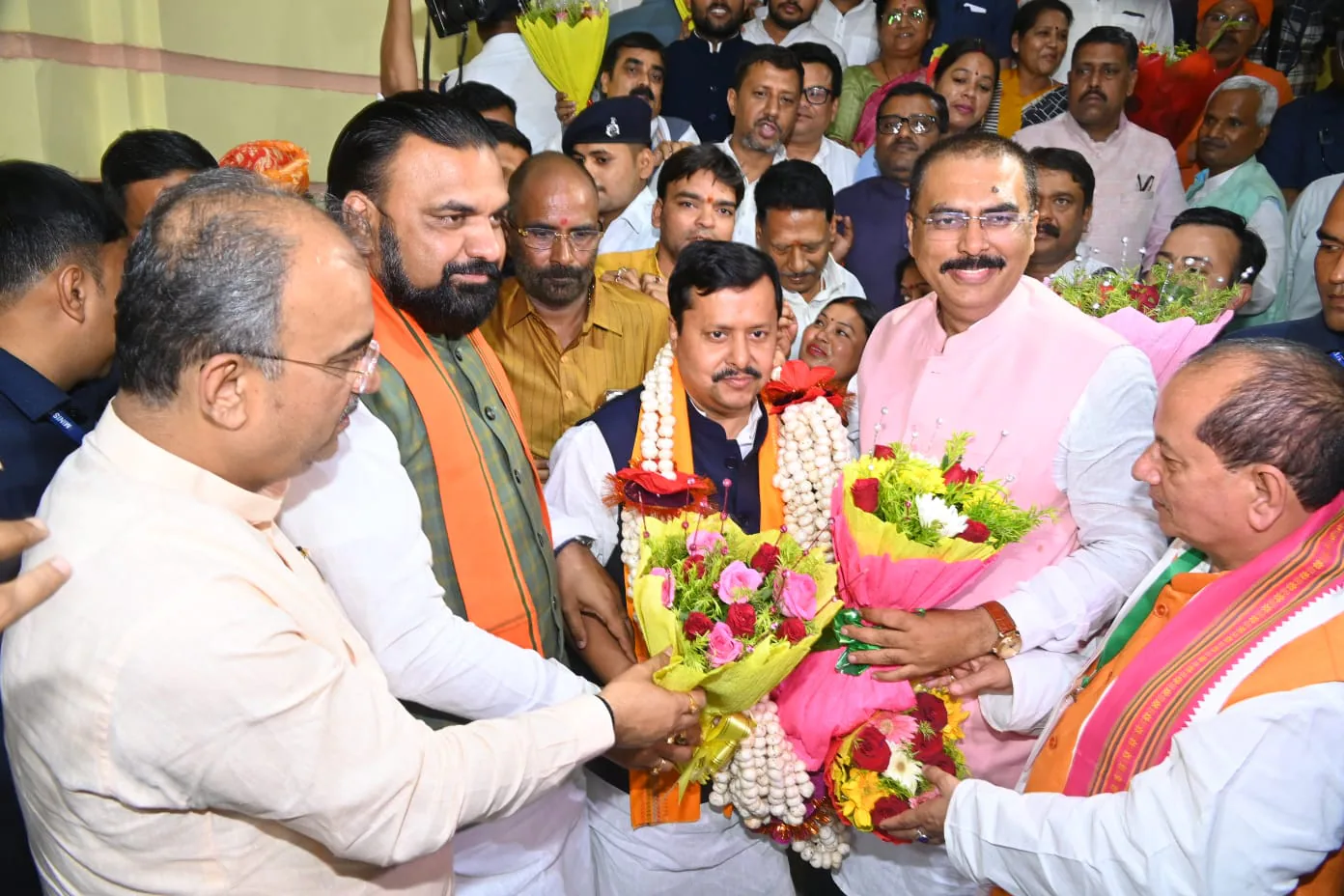 राज्यसभा चुनाव में मिली जीत के बाद बीजेपी अध्यक्ष नितिन नबीन को बधाई देते पार्टी नेता.