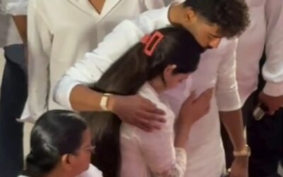 VIDEO: आशा ताई को श्रद्धांजलि देने पहुंचे क्रिकेटर मोहम्मद सिराज, जनाई भोसले को तसल्ली देते आए नजर