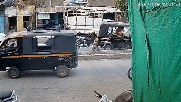 ऑटो से जा भिड़ी रॉन्ग साइड से आ रही कार, बाइकसवार भी आया चपेट में,  Video