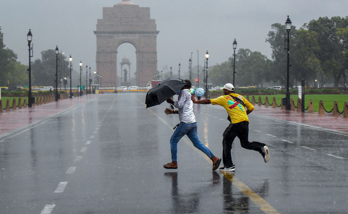 धूल भरी आंधी और फिर मूसलाधार बारिश: दिल्ली-एनसीआर में मौसम ने ली करवट, घर से निकलने से पहले पढ़ें अपडेट