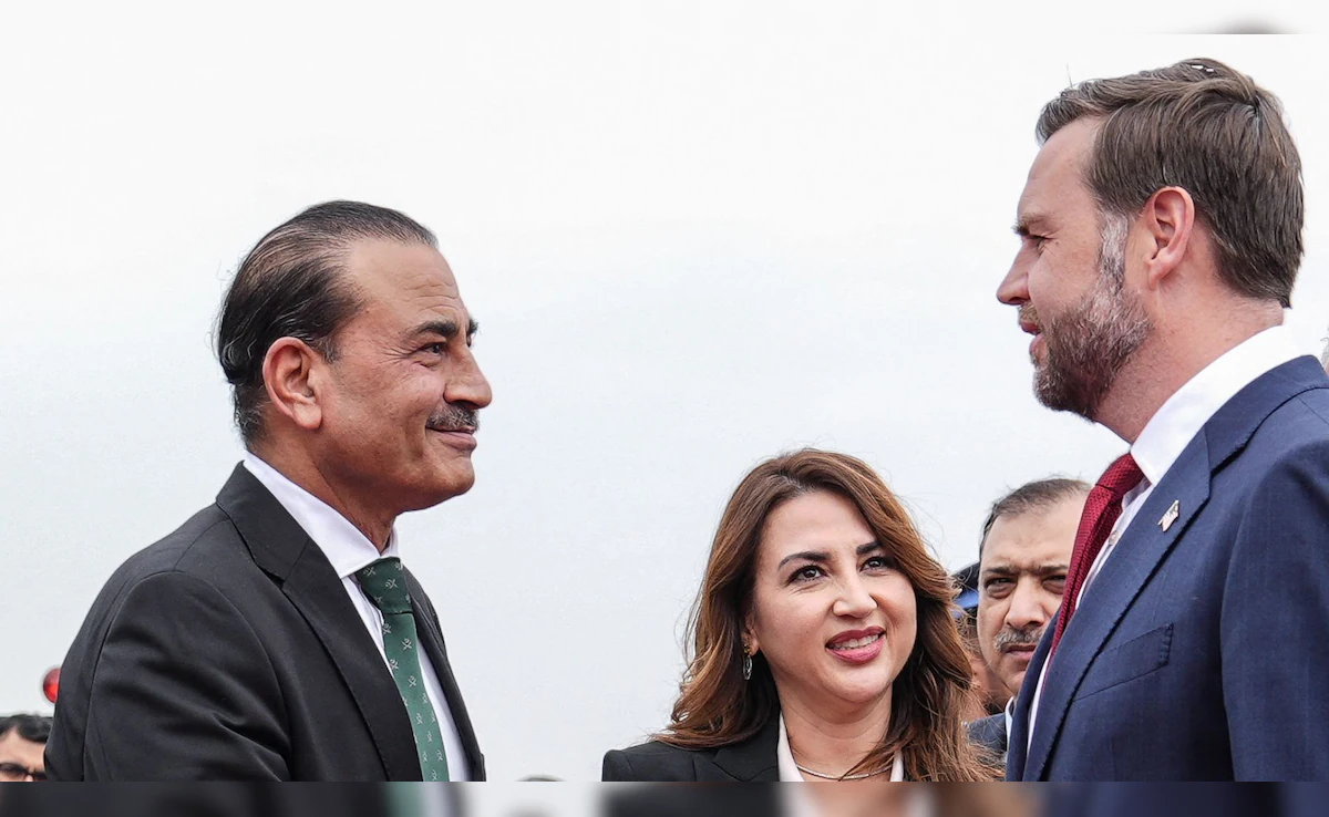 बनकर ट्रंप का 'जमूरा', आर्मी चीफ मुनीर पाकिस्तान पर कसते जा रहे शिकंजा