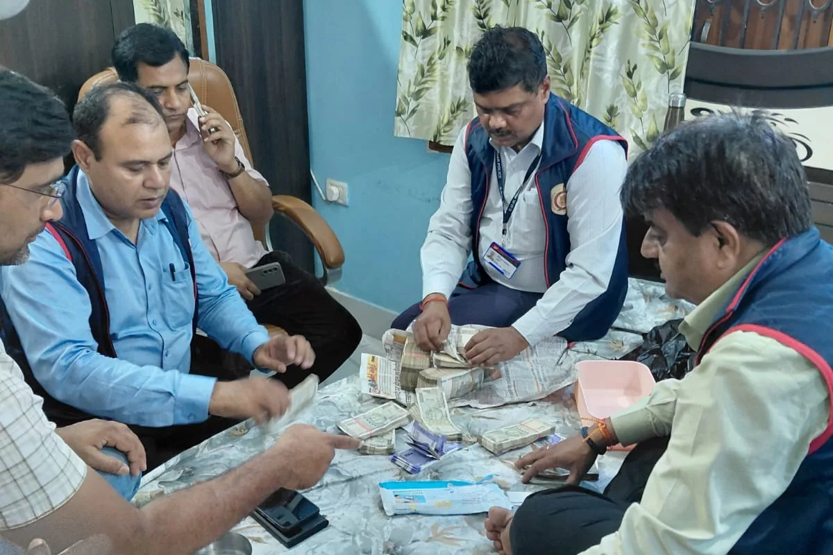 कार्यपालक अभियंता की संपत्ति की कुंडली खंगाली जा रही है.