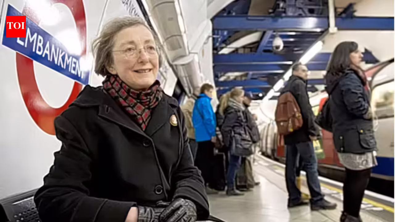 “Love really lives in the smallest things.” The heartbreaking reason this woman went to a London station every day after her husband died