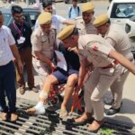 NEET UG 2026: एग्जाम से कुछ ही दिन पहले हुआ एक्सीडेंट, पुलिस ने व्हीलचेयर पर छात्र को पहुंचाया एग्जाम हॉल