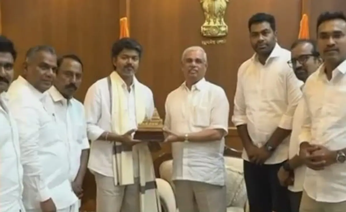 Tamil Nadu Govt Formation: सरकार गठन के लिए अभी तक बहुमत नहीं जुटा पाए विजय... मुलाकात के बाद राज्यपाल