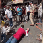 VIDEO: इंदौर में जल संकट पर कांग्रेस पार्षद दंडवत, रेंगते हुए पकड़े अफसरों के पैर 
