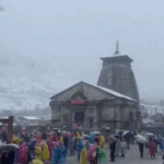 केदारनाथ धाम में बर्फबारी के बीच अडिग आस्था, लंबी कतार में लगकर भक्त कर रहे दर्शन