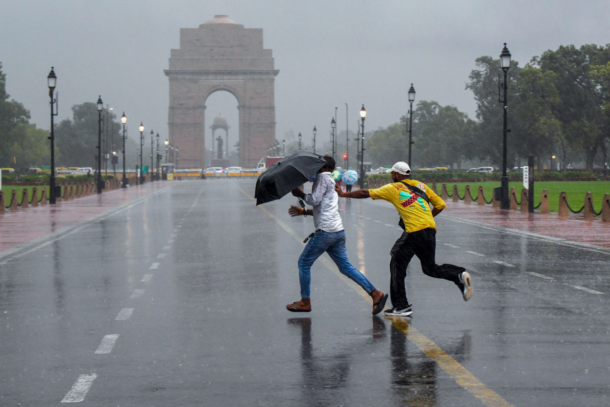 दिल्ली-NCR में मौसम खुशगवार, बारिश से भीगी राजधानी, कई जगह पड़े ओले, NCR को लेकर अलर्ट