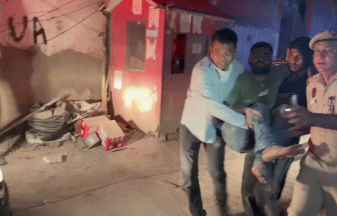 दिल्ली में गिरी पांच मंजिला इमारत, मलबे में कई लोगों के दबे होने की आशंका; NDRF ने शुरू किया रेस्क्यू