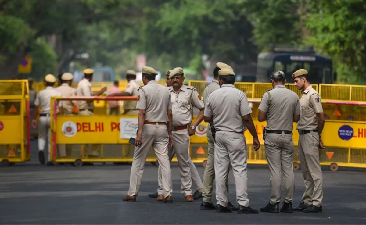 दिल्ली में बड़े आतंकी हमले की साजिश नाकाम, पाकिस्तानी खुफिया एजेंसी ISI के 9 एजेंट गिरफ्तार, हथियार बरामद