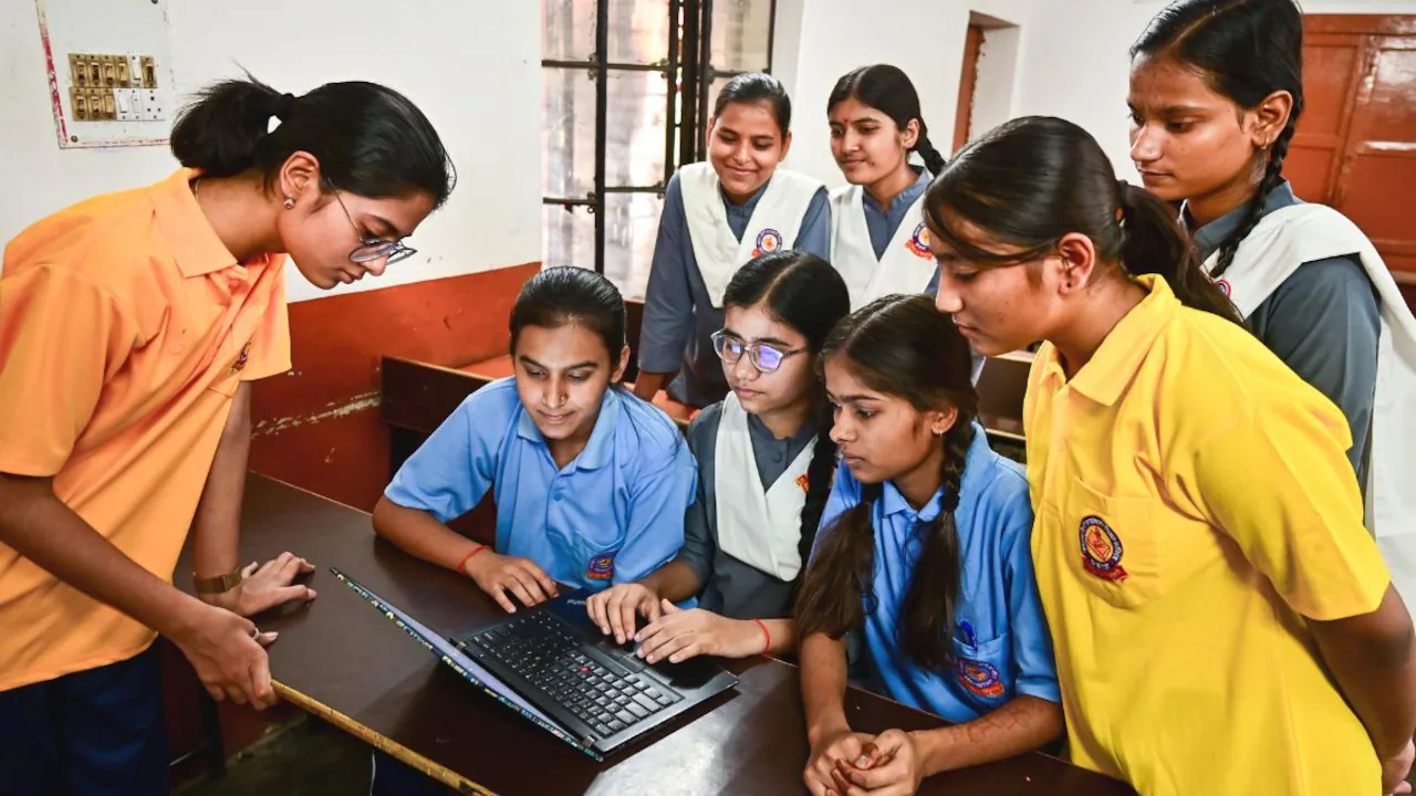 CBSE के छात्र री-चेकिंग से पहले जरूर कर लें ये काम, नहीं तो बढ़ने की बजाय कम हो सकते हैं नंबर