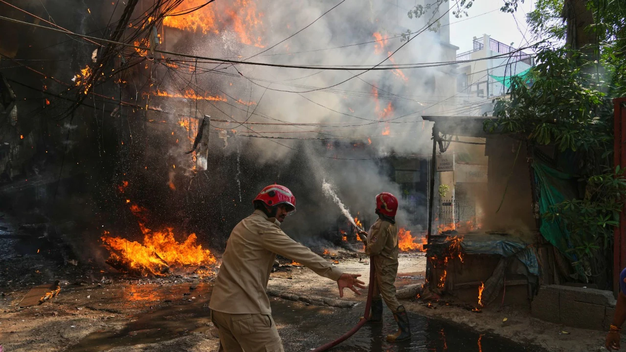 Delhi Fire: दिल्ली मालवीय नगर आग: रेस्क्यू में शामिल 10 जवान भी घायल, एम्स ट्रामा सेंटर में भर्ती