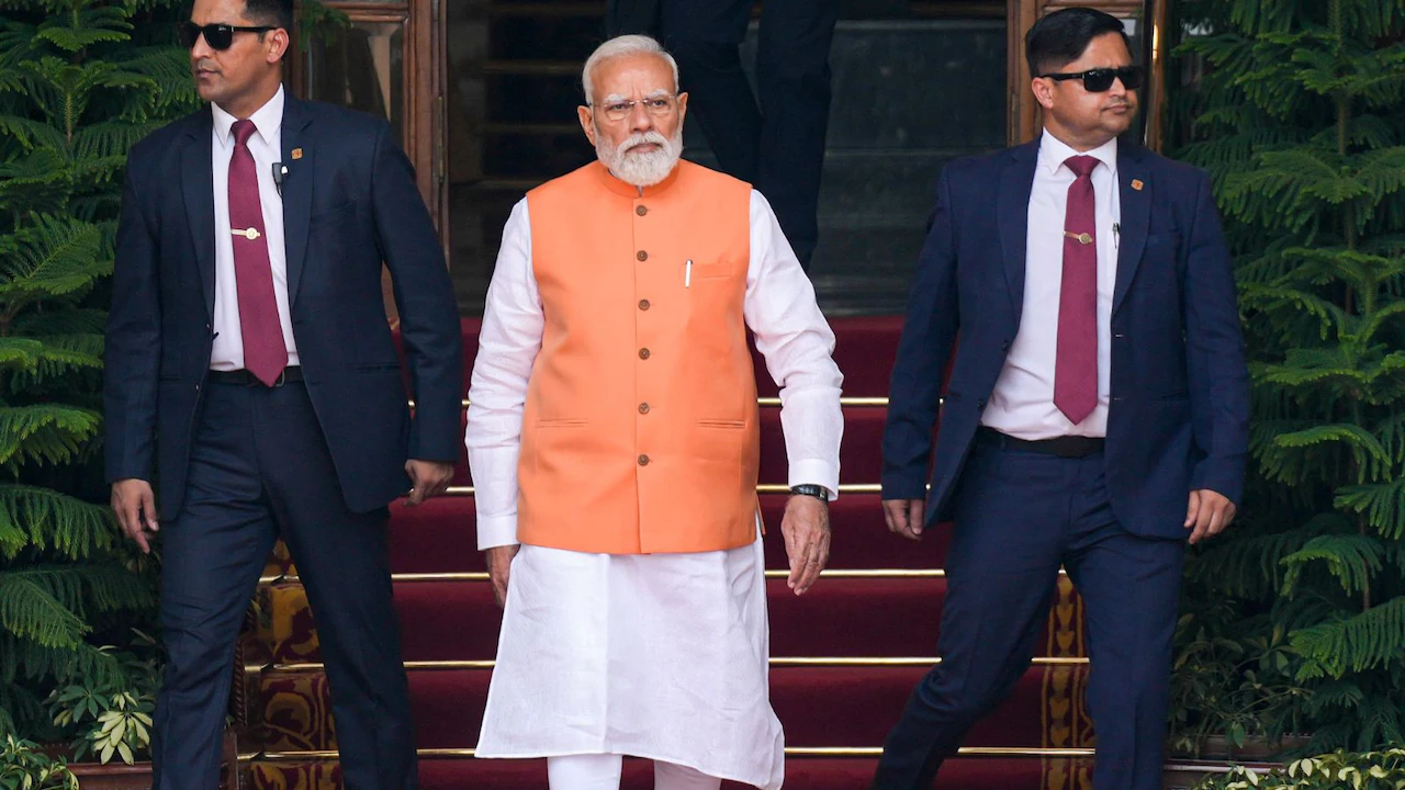 LIVE Updates: खोड़ा में शांतिपूर्ण तरीके से अदा हुई नमाज, लोग बोले- एक लड़के के कारण सबका नाम खराब नहीं होना चाहिए