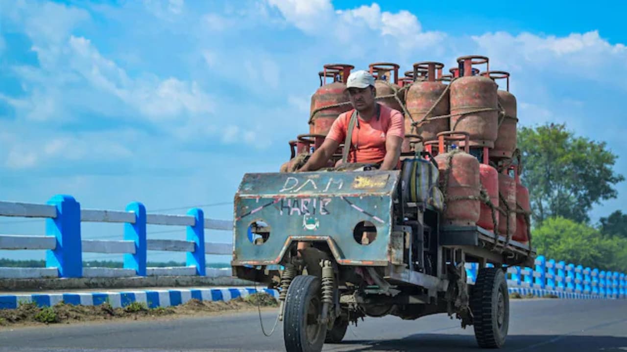 LPG Price Hike: रसोई गैस फिर महंगी, ₹29 बढ़े घरेलू LPG सिलेंडर के दाम, दिल्ली में अब ₹942 की कीमत