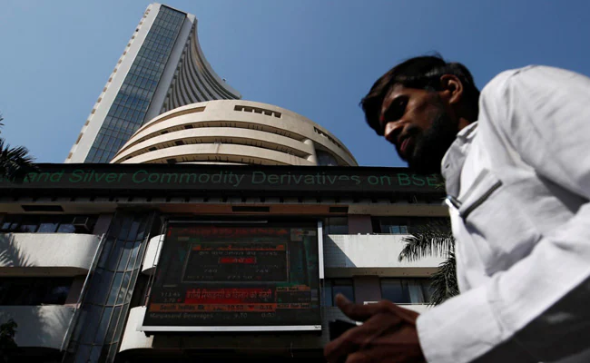 Share Market LIVE: खुलते ही बाजार धड़ाम, सेंसेक्‍स-निफ्टी 1 फीसदी फिसले, कच्‍चा तेल चढ़ा, रुपया गिरा, वजहें जान लीजिए