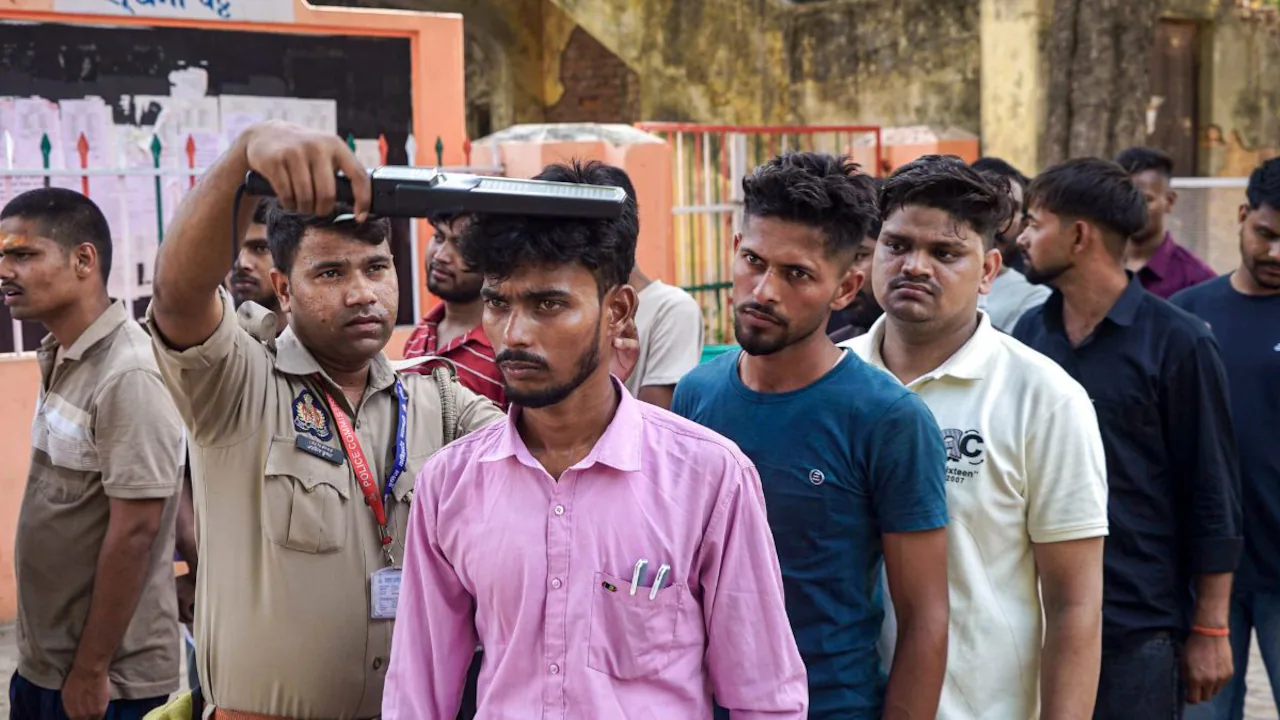 UP Sipahi Bharti में पूछे जा रहे सवाल ज्यादा मुश्किल नहीं, एग्जाम की कहानी कैंडिडेट्स की जुबानी
