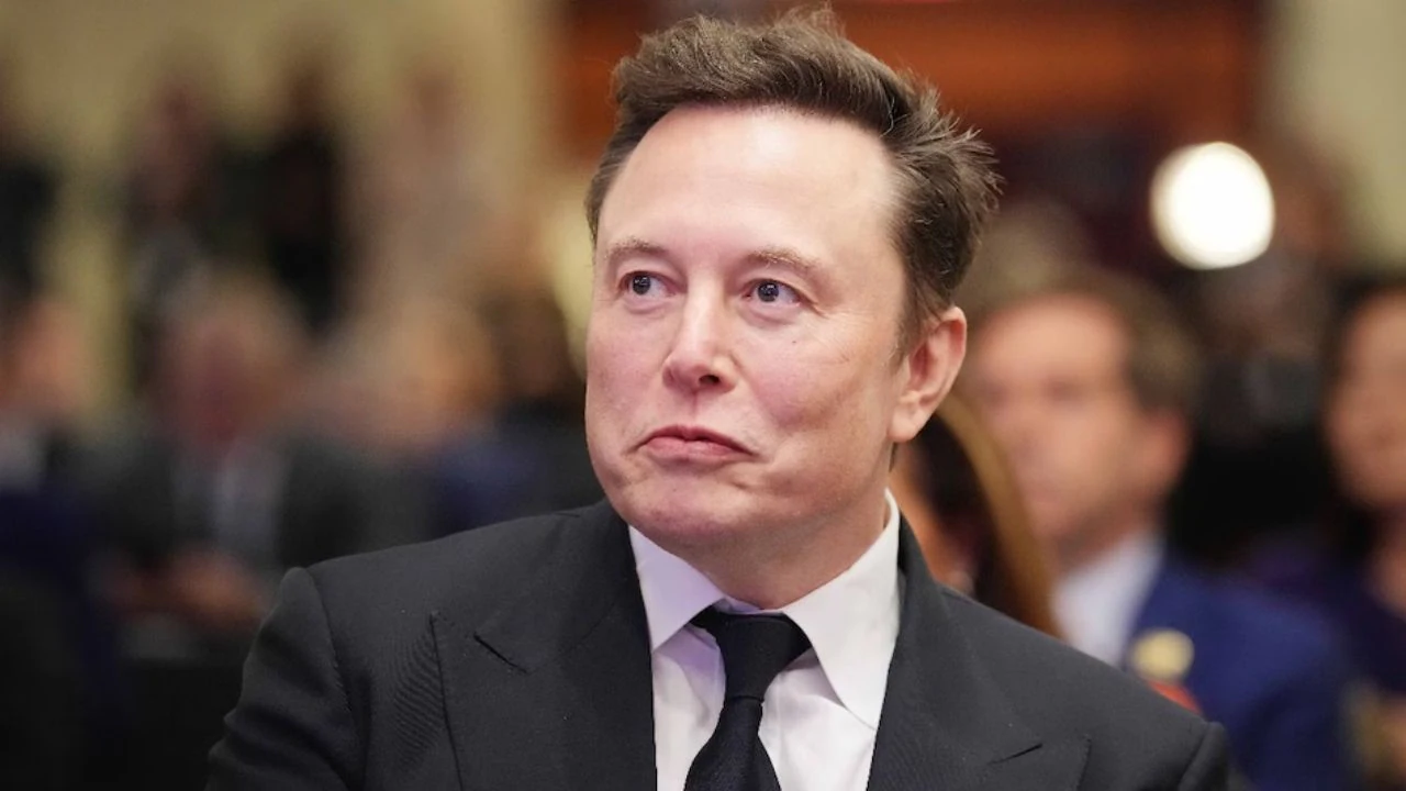 एलन मस्क बने दुनिया के सबसे अमीर शख्स, SpaceX के शेयरों उछाल के बाद बने पहले खरबपति | Elon Musk becomes the world's richest person; becomes the first trillionaire following a surge in SpaceX shares