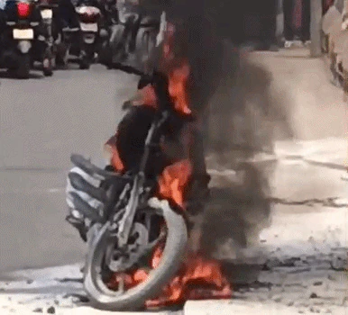 कटिहार: चलती बाइक बनी आग का गोला, शहीद चौक पर अफरा-तफरी, 2 युवक बाल-बाल बचे
