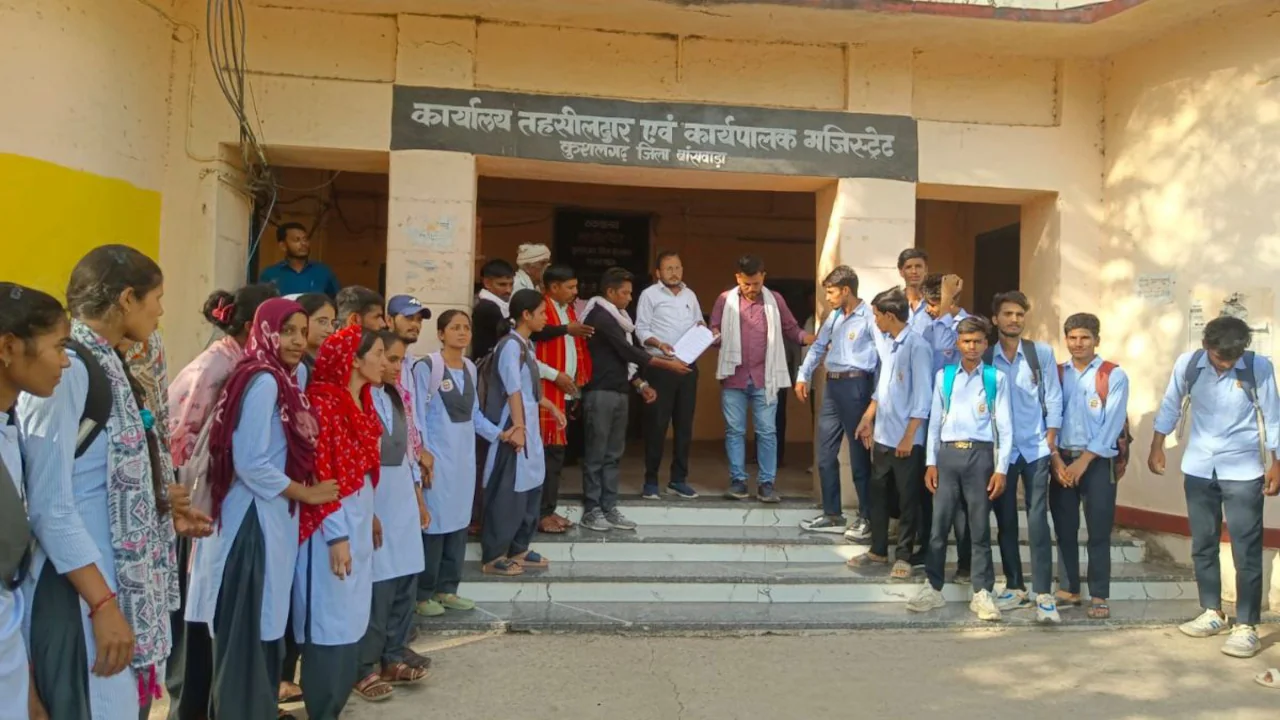 कम अटेंडेंस के चलते रोक दिए एडमिट कार्ड, कुशलगढ़ के भारती बीएड कॉलेज में छात्रों का प्रदर्शन | Admit cards withheld due to low attendance students protest at Bharti B-Ed College in Kushalgarh Rajasthan