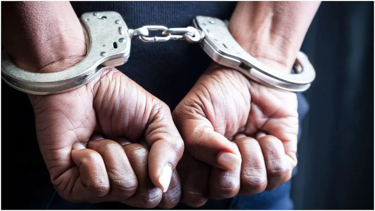 कर्नल के घर डकैती करने वाले बदमाशों का 'सेल्फ-एनकाउंटर'! पुलिस को देख मारी ऐसी छलांग कि चारों के टूट गए हाथ-पैर | Gurugram Bangladeshi Robbers Arrested Retired Colonel Dacoity Underpass Jump