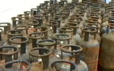 कॉमर्शियल सिलेंडर के बढ़े दाम, दिल्ली में 42 रुपये, कोलकाता में 53 रुपये 50 पैसे