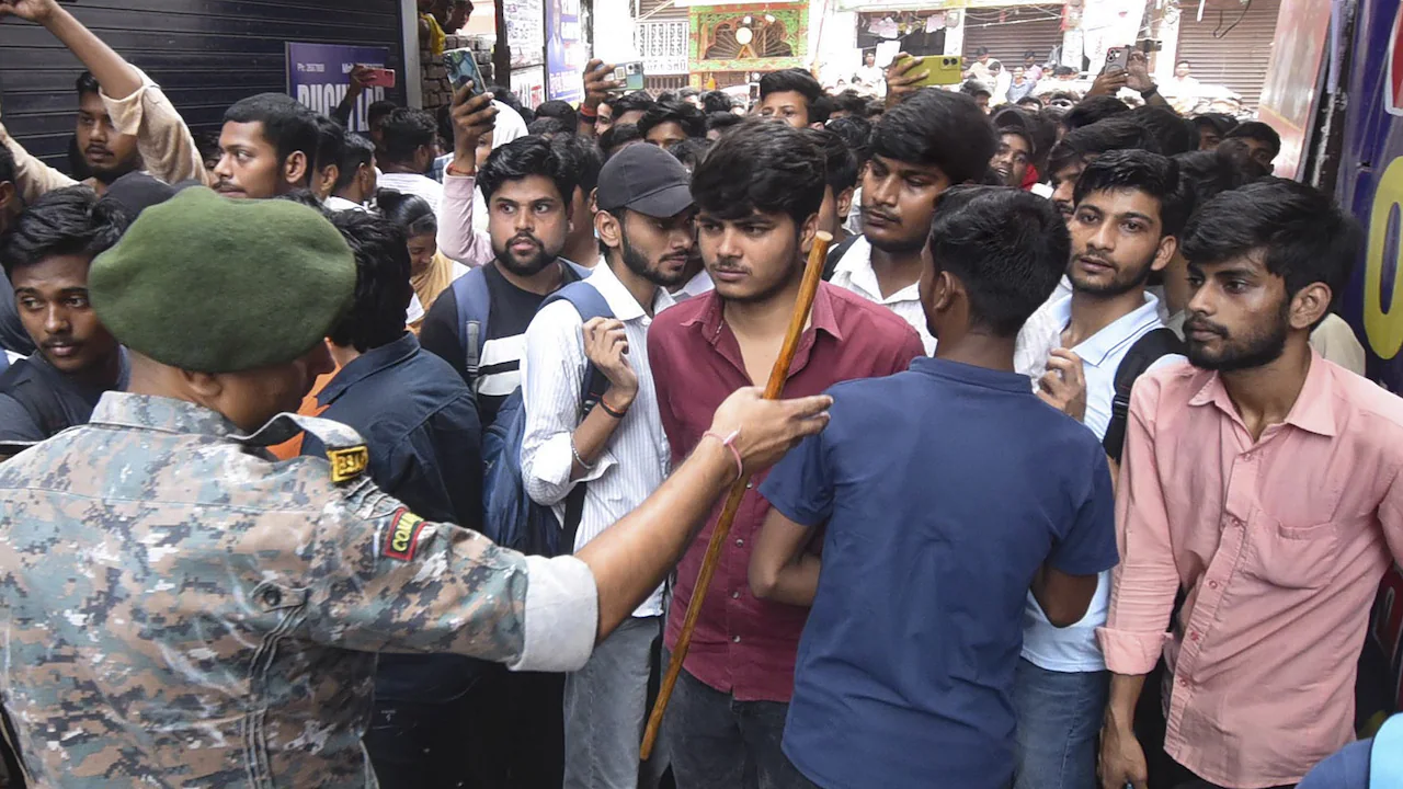 खान सर के कोचिंग सेंटर पर पहुंची पुलिस, छात्रों को भी बाहर निकाला, क्या गिरफ्तार करेगी?