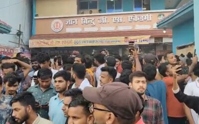 'खान सर को गिरफ्तार करो, रौशन सर को रिहा करो...', पटना में ज्ञान बिंदु कोचिंग के छात्रों का प्रदर्शन