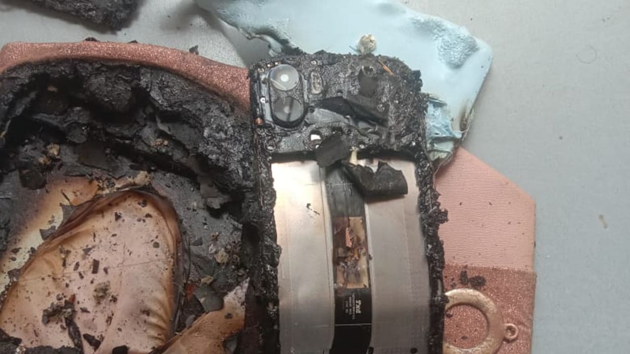 खेल-खेल में गई मासूम की जान, मोबाइल बैटरी फटने से हुआ दर्दनाक हादसा