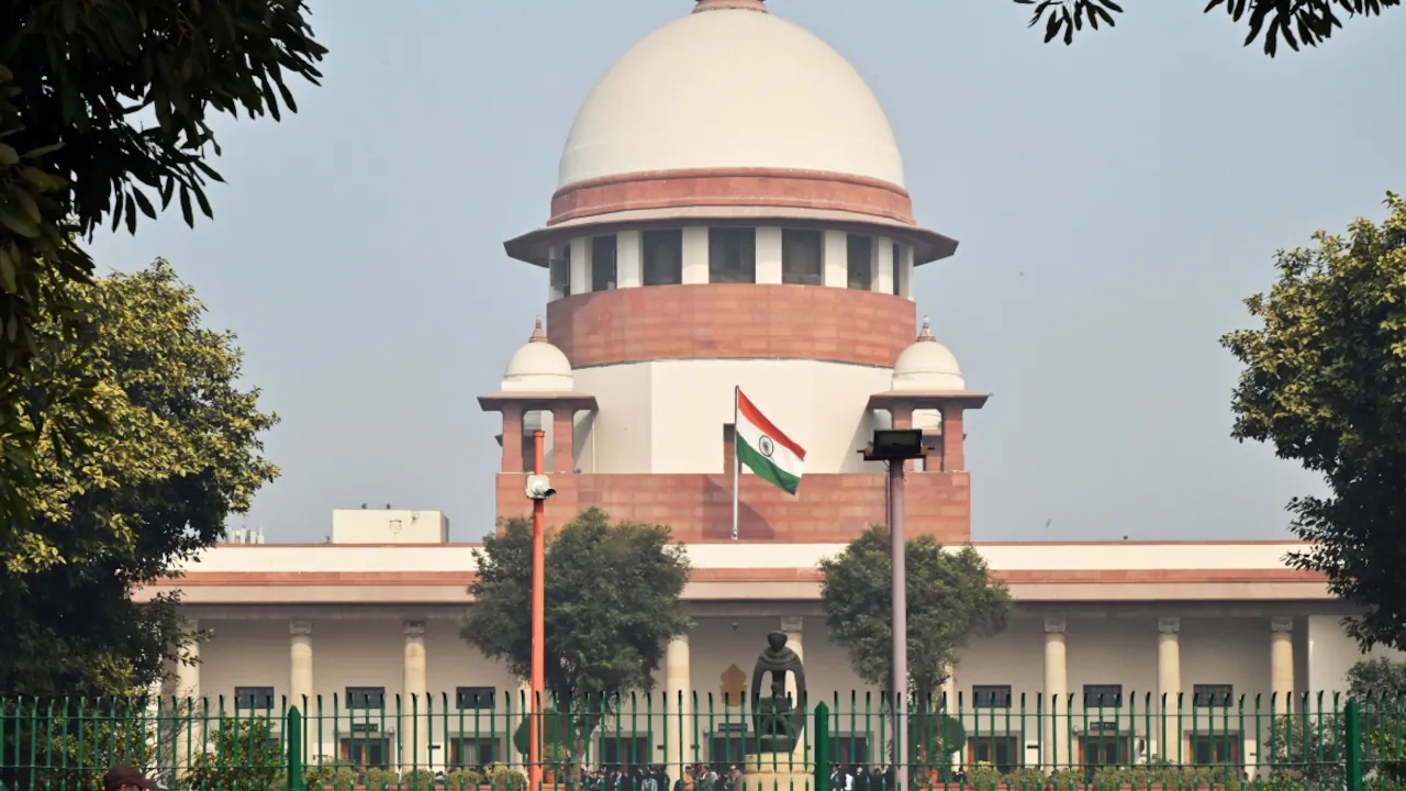 ट्रांसजेंडर के अधिकार कैसे सुरक्षित रहे? अब अलग-अलग हाई कोर्ट नहीं सुप्रीम कोर्ट करेगी तय | Transgender Rights Supreme Court stays proceedings pending in various High Courts