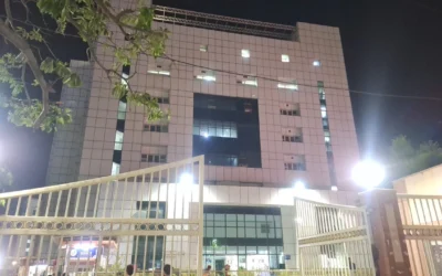 दिल्ली पुलिस को देख अफ्रीकी महिला ने चौथी मंजिल से लगाई छलांग, कौन थी स्टेला पियस? | delhi police raid swaroop nagar african woman dies jumping from fourth floor
