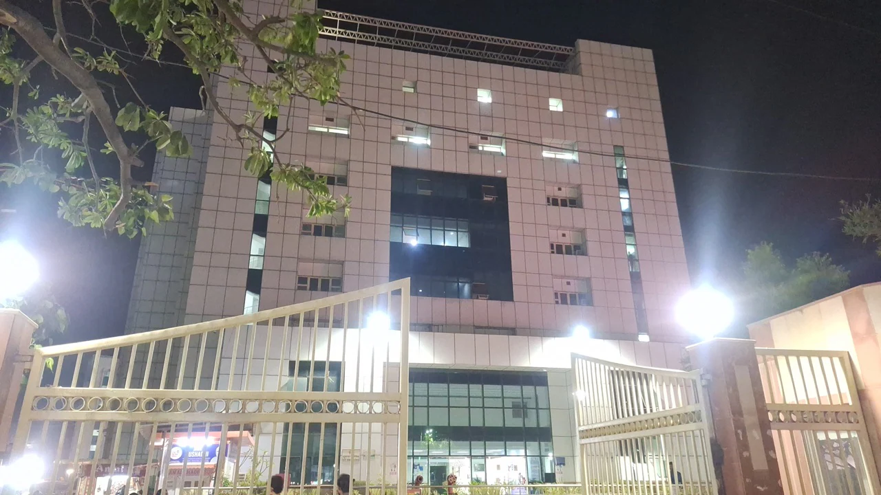 दिल्ली पुलिस को देख अफ्रीकी महिला ने चौथी मंजिल से लगाई छलांग, कौन थी स्टेला पियस? | delhi police raid swaroop nagar african woman dies jumping from fourth floor