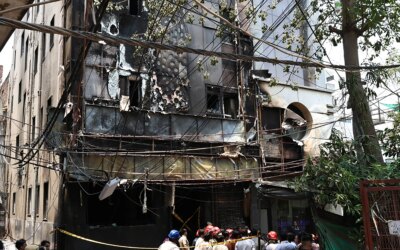 दिल्ली के मालवीय नगर में आग के बाद बिल्डिंग की कुछ ऐसी हो गई हालत.