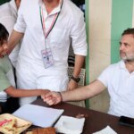 बच्चों से भी मिले राहुल गांधी.