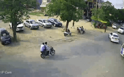 सड़क किनारे बैठे थे कारोबारी, अचानक काल बनकर आई तेज रफ्तार कार; रोंगटे खड़े करने वाला वीडियो