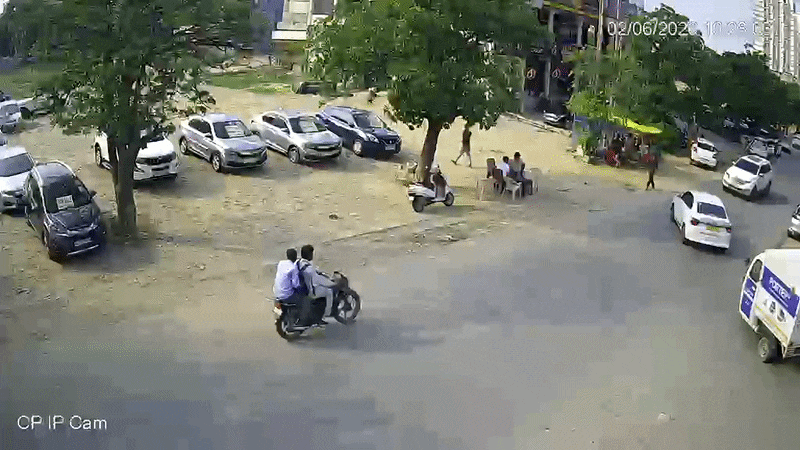सड़क किनारे बैठे थे कारोबारी, अचानक काल बनकर आई तेज रफ्तार कार; रोंगटे खड़े करने वाला वीडियो